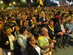 Seguda amb espelmes davant la subdelegaci&oacute; del Govern espanyol a Girona