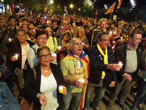 Seguda amb espelmes davant la subdelegaci&oacute; del Govern espanyol a Girona