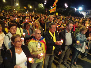 Seguda amb espelmes davant la subdelegaci&oacute; del Govern espanyol a Girona
