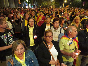 Seguda amb espelmes davant la subdelegaci&oacute; del Govern espanyol a Girona