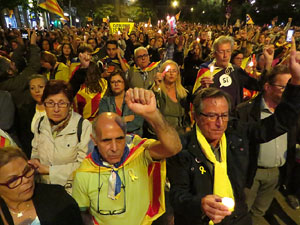 Seguda amb espelmes davant la subdelegaci&oacute; del Govern espanyol a Girona