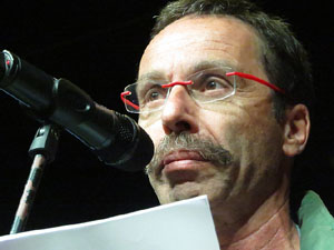 Seguda amb espelmes davant la subdelegaci&oacute; del Govern espanyol a Girona