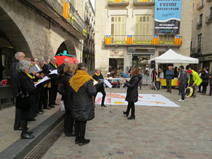 Activitats de la campanya 'Som 10 milions, som una llengua' a la pla&ccedil;a del Vi de Girona