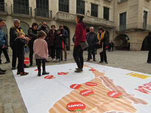 Activitats de la campanya 'Som 10 milions, som una llengua' a la pla&ccedil;a del Vi de Girona