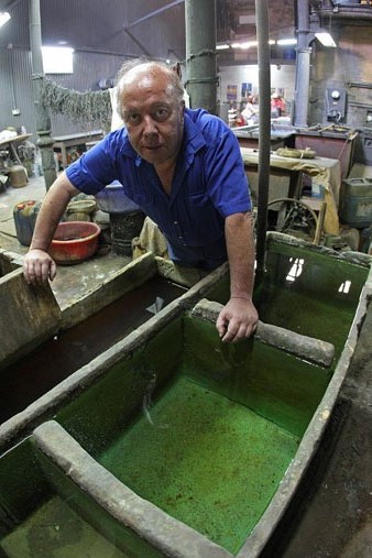 Joan Ensesa, de Cromats Ensesa, al seu taller. 2012