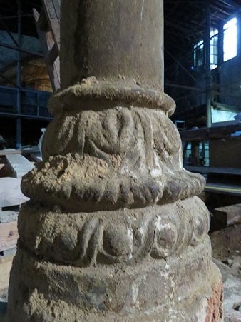 Detall de columna de ferro constru&iuml;da per la casa Eiffel