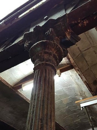 Detall de columna de ferro constru&iuml;da per la casa Eiffel
