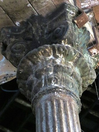 Detall de columna de ferro constru&iuml;da per la casa Eiffel
