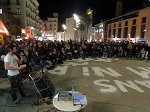 Acci&oacute; de Tsunami Democr&agrave;tic a la pla&ccedil;a de de l'U d'octubre de 2017 sota el lema 'Fem-los reflexionar'