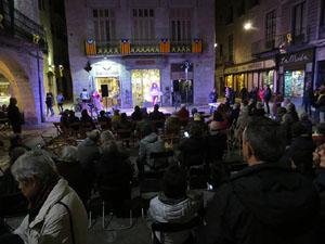 Acci&oacute; de Tsunami Democr&agrave;tic a la pla&ccedil;a del Vi sota el lema 'Fem-los reflexionar'
