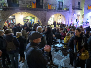 Acci&oacute; de Tsunami Democr&agrave;tic a la pla&ccedil;a del Vi sota el lema 'Fem-los reflexionar'
