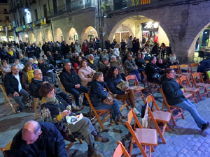 Acci&oacute; de Tsunami Democr&agrave;tic a la pla&ccedil;a del Vi sota el lema 'Fem-los reflexionar'