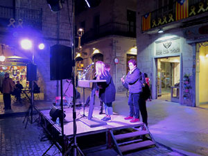 Acci&oacute; de Tsunami Democr&agrave;tic a la pla&ccedil;a del Vi sota el lema 'Fem-los reflexionar'