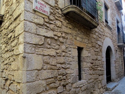 Casa n&uacute;mero 1 del carrer dels Alemanys. En aquest edifici es varen instal&middot;lar les Germanetes dels Pobres quan varen arribar a Girona el 1878