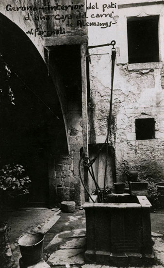 Interior del pati de la casa n&uacute;m. 16 del carrer dels Alemanys. 1911-1936