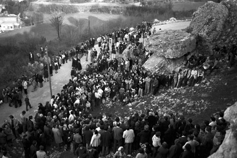 Concentraci&oacute; de gent a l'indret on suposadament varen tenir lloc les aparicions marianes. 1975