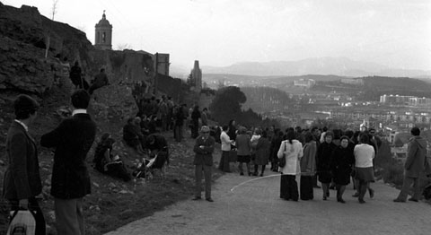 Concentraci&oacute; de gent a l'indret on suposadament varen tenir lloc les aparicions marianes. 1975