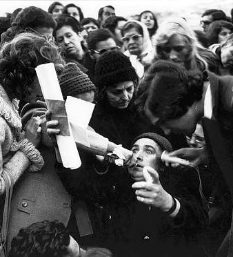 Maria Mesa en estat de tr&agrave;nsit per les suposades aparicions de la Mare de D&eacute;u a Torre Gironella. 1975