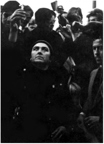 Maria Mesa en estat de tr&agrave;nsit per les suposades aparicions de la Mare de D&eacute;u a Torre Gironella. 1975