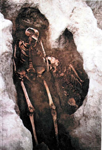 Una de les tombes localitzades durant els sondejos arqueol&ograve;gics del cementiri jueu de Montju&iuml;c fets el 1999