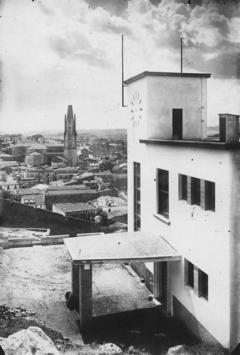 L'escola Ignasi Igl&eacute;sias. Al fons, la muralla de Sant Pere de Galligants i l'esgl&eacute;sia de Sant Feliu. 1932-1940