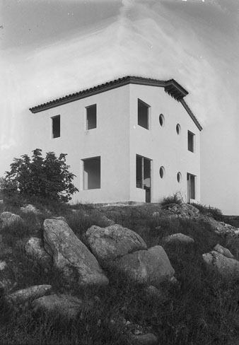 Una de les cases del Patronat de Cases Barates de Montju&iuml;c en construcci&oacute;. 1933