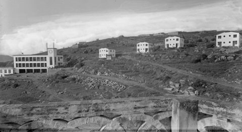 Vista de la muntanya de Montju&iuml;c amb les edificacions d'obrers del Patronat de Cases Barates a Montju&iuml;c. S'observa les cases encara en construcci&oacute;. 1933