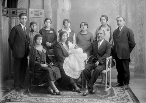 Retrat d'estudi d'una fam&iacute;lia celebrant un bateig. 1927
