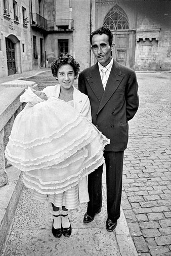 Bateig a l'esgl&eacute;sia de Sant Feliu. Retrat del matrimoni amb l'infant a la pujada de Sant Feliu. 1957