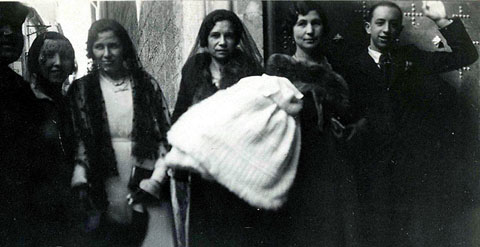 Bateig d'un infant de la fam&iacute;lia Casals a l'esgl&eacute;sia de Santa Susanna del Mercadal. Retrat familiar davant la porta de l'esgl&eacute;sia. 1934