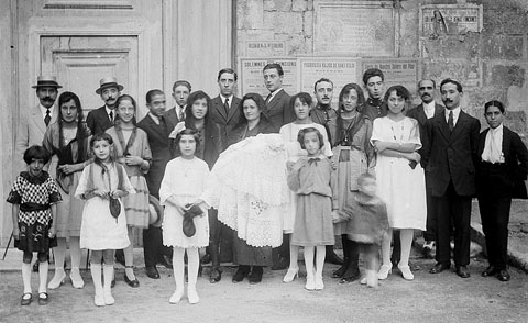 Sortida d'un bateig a la parr&ograve;quia de Sant Feliu. 1920-1930