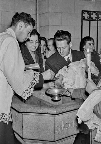Bateig d'un nad&oacute; a l'esgl&eacute;sia de Santa Susanna del Mercadal. 1955