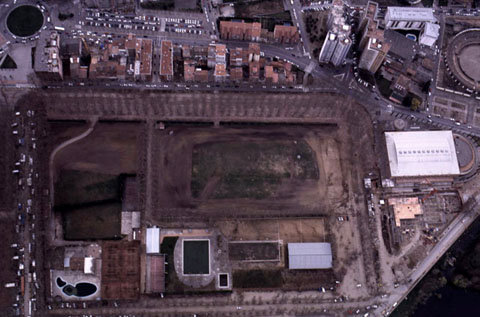 Vista a&egrave;ria del camp de Mart, a la Devesa. 2002