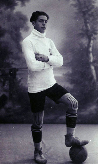 Retrat d'estudi de Josep Prats, porter de l'equip de futbol de la Uni&oacute; Deportiva Girona. 1922-1930