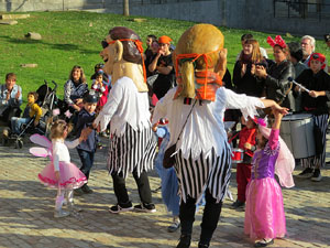 Carnestoltes 2020 a Girona. Disfresses i cercavila pels carrers del Barri Vell