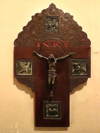 Creu amb s&iacute;mbols d'Ap&ograve;stols. Obra de l'ebenista Adolf Fargnoli