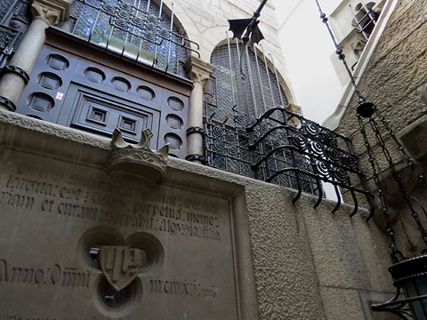Escalinata neog&ograve;tica dissenyada per Rafel Mas&oacute;
