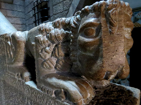 Detall escult&ograve;ric de la barana de l'entrada