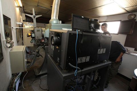 Instal&middot;laci&oacute; d'un nou projector digital a la Sala Truffaut. 03/06/2013