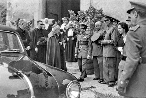 Jornada de comunions als malalts a l'Hospital Militar. Sortida del bisbe, Josep Carta&ntilde;&agrave;. 1957