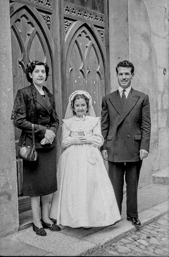 Primera comuni&oacute; d'una nena a la capella del col&middot;legi del Cor de Maria. Retrat de la fam&iacute;lia a l'exterior. 1952