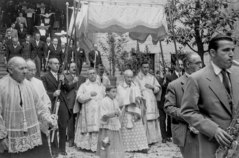 Jornada de comunions als malalts de l'Hospital Santa Caterina. Sortida del bisbe, Josep Carta&ntilde;&agrave;, al pati de les Magn&ograve;lies. 1955