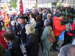 Concentraci&oacute; davant la seu de la Generalitat en defensa de les institucions catalanes
