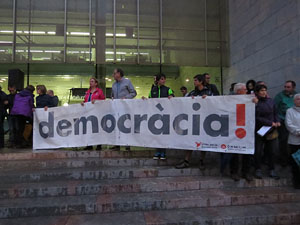 Concentraci&oacute; davant la seu de la Generalitat en defensa de les institucions catalanes