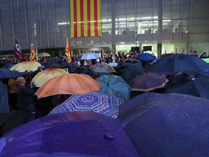Concentraci&oacute; davant la seu de la Generalitat en defensa de les institucions catalanes