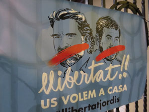 Concentraci&oacute; a la pla&ccedil;a del Vi per protestar contra la decisi&oacute; del jutge del Tribunal Suprem