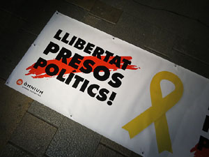 Concentraci&oacute; a la pla&ccedil;a del Vi per protestar contra la decisi&oacute; del jutge del Tribunal Suprem