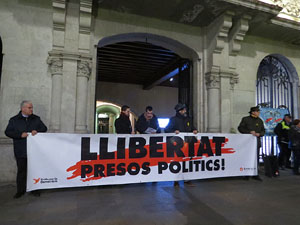Concentraci&oacute; a la pla&ccedil;a del Vi per protestar contra la decisi&oacute; del jutge del Tribunal Suprem