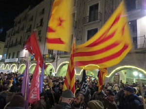 Concentraci&oacute; a la pla&ccedil;a del Vi per protestar contra la decisi&oacute; del jutge del Tribunal Suprem