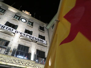 Concentraci&oacute; a la pla&ccedil;a del Vi per protestar contra la decisi&oacute; del jutge del Tribunal Suprem